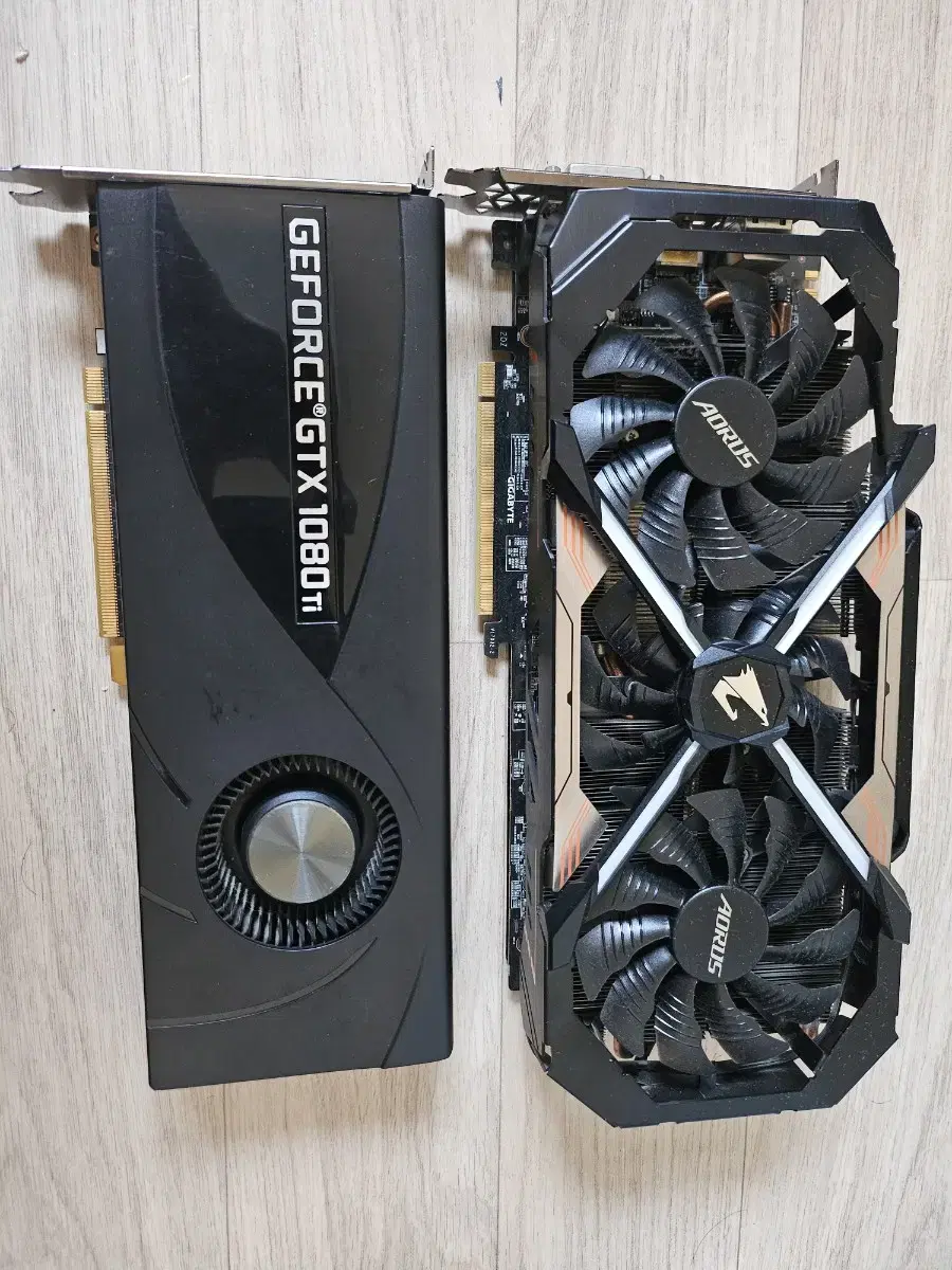 부품용 1080ti2개 팝니다 2모델 서멀패드 서멀구리스 붙이다 고장으로