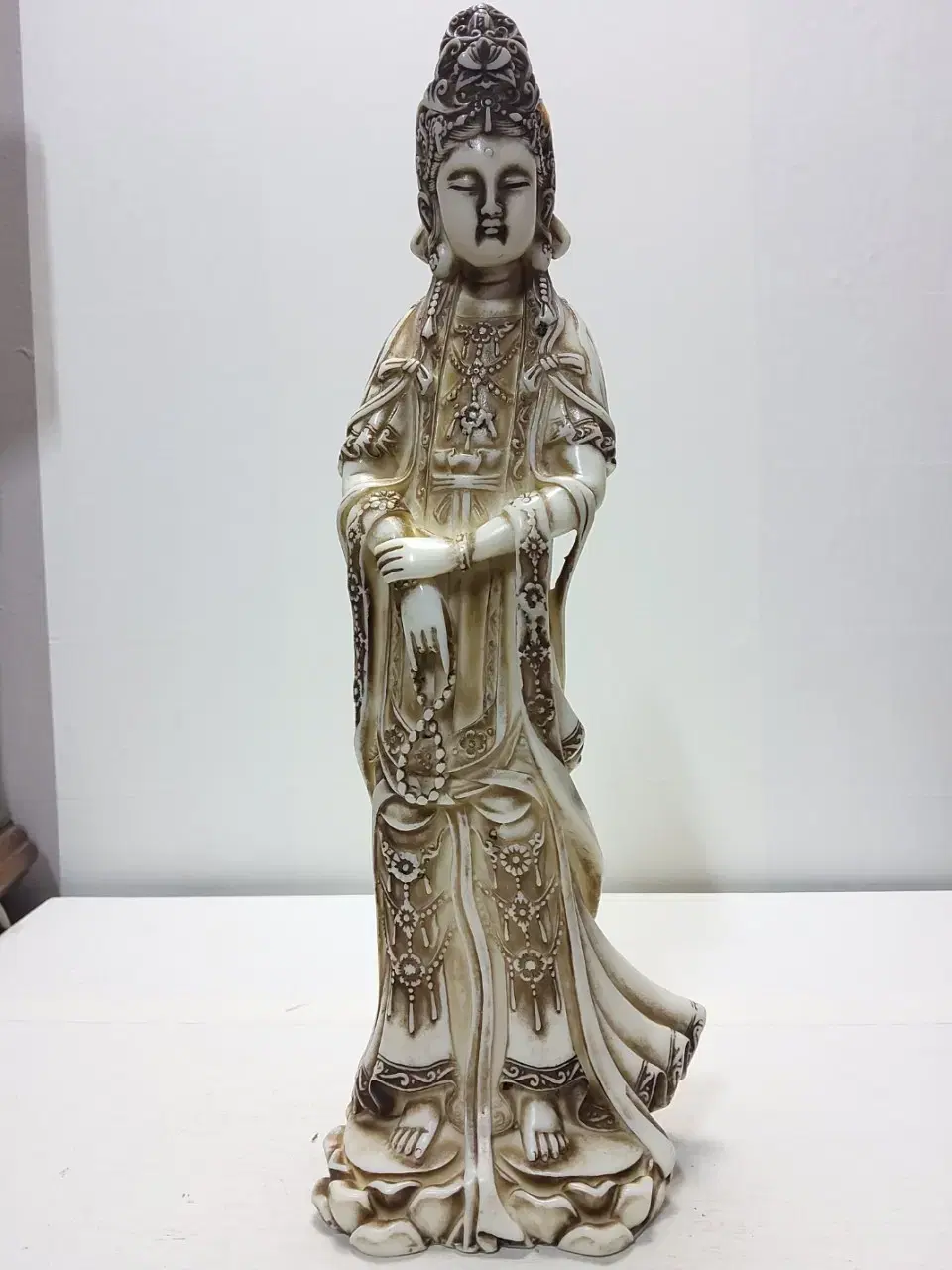 Woodimjisanghoe) Large white jade Avalokitesvara Bodhisattva statue Height 38cm Weight 2.1kg