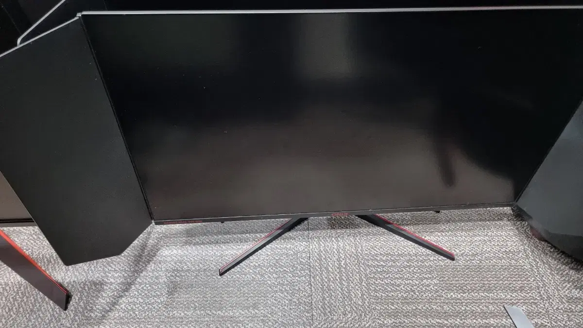 큐닉스 32인치 240hz 게이밍모니터팝니다.