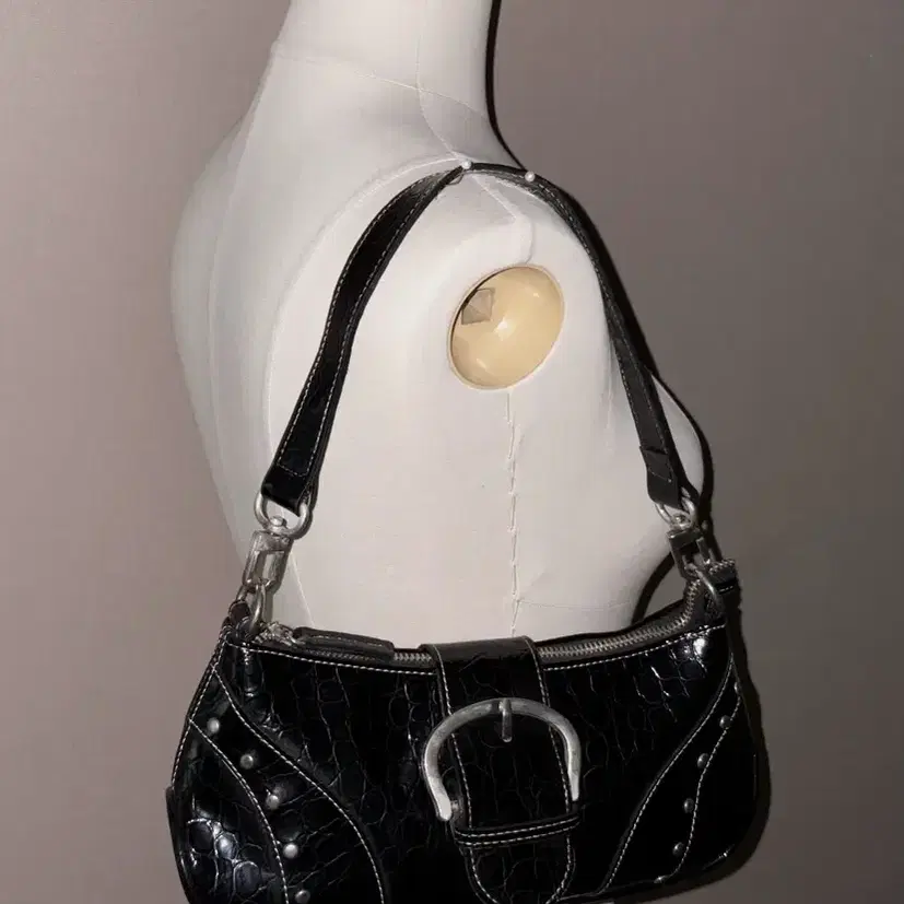 Black metal vintage shoulder bag