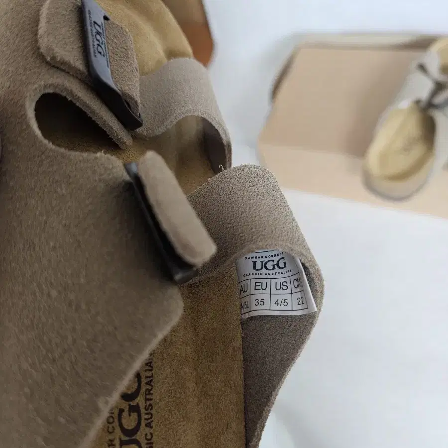 Ugg 슬리퍼 220. 새거