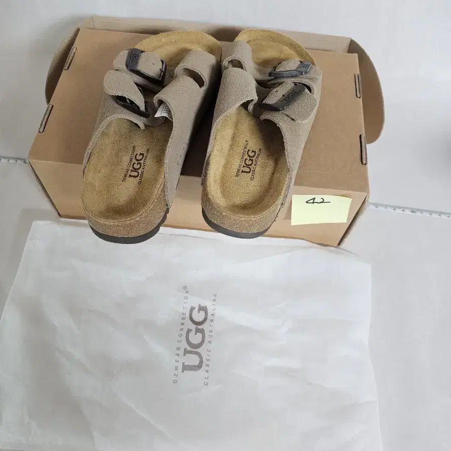 Ugg 슬리퍼 220. 새거