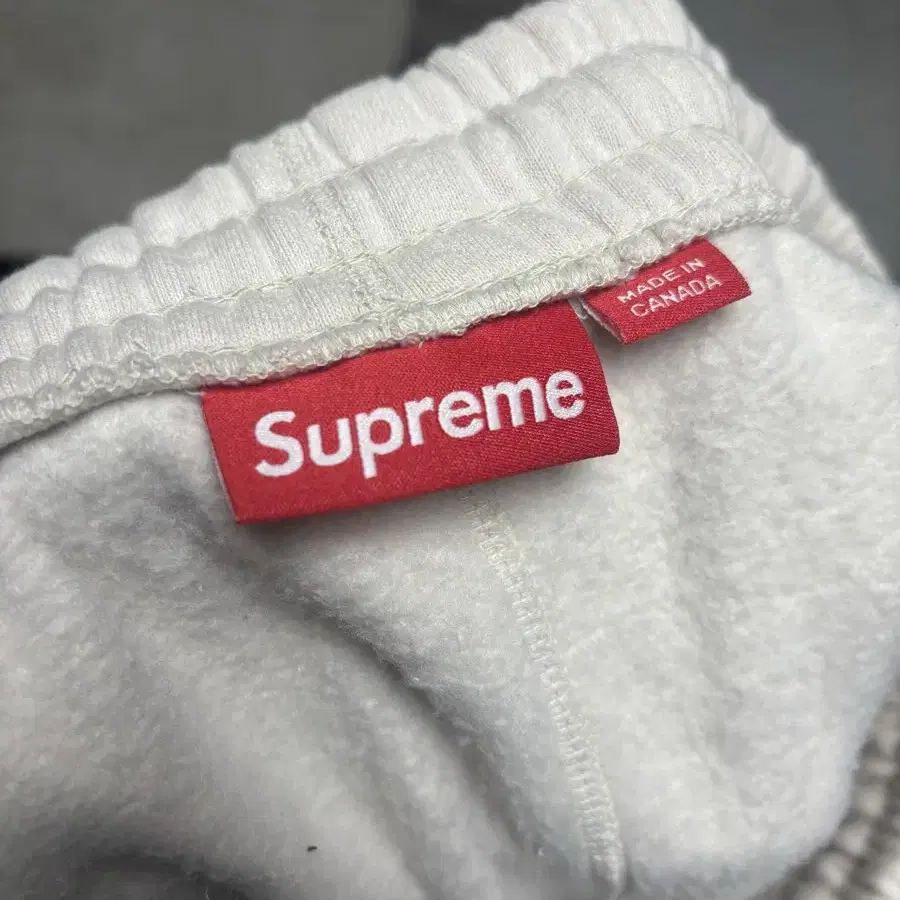 Supreme 스크립트 스웻팬츠 Stone 24FW