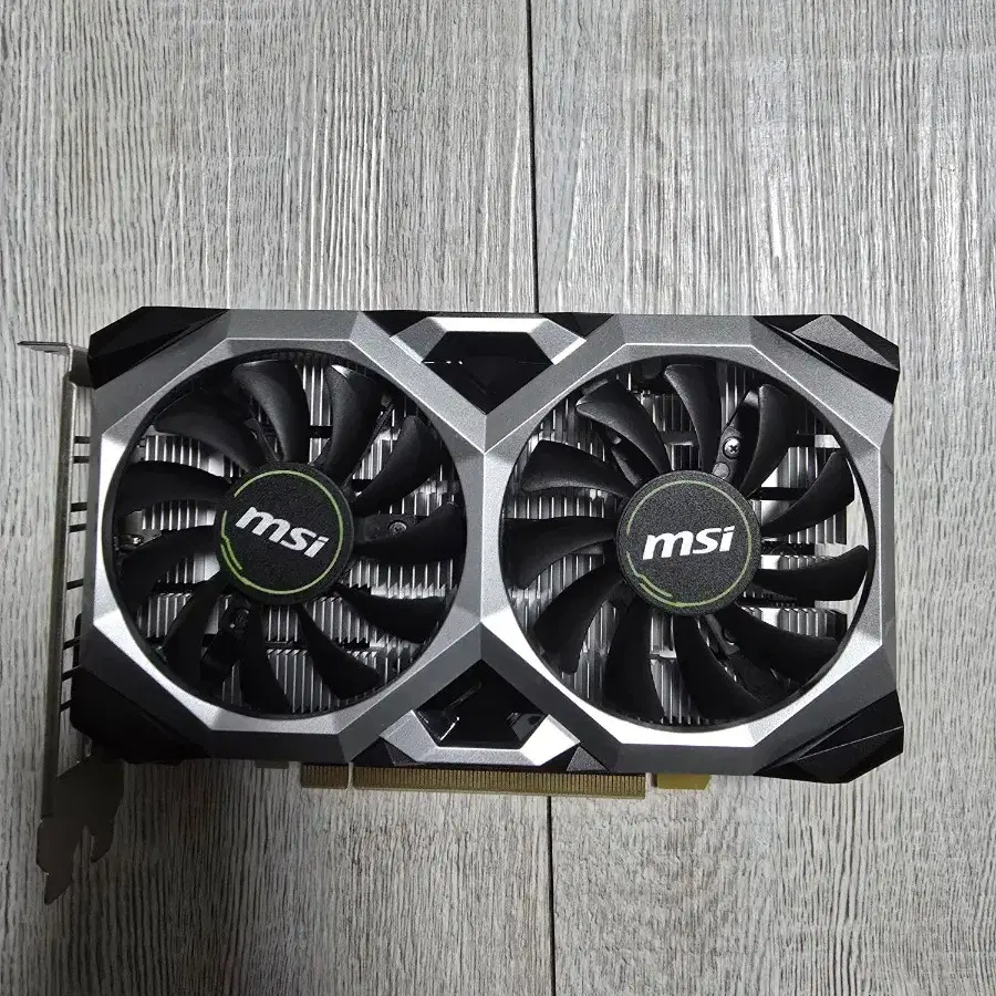 그래픽카드 gtx1650 4gb 팝니다