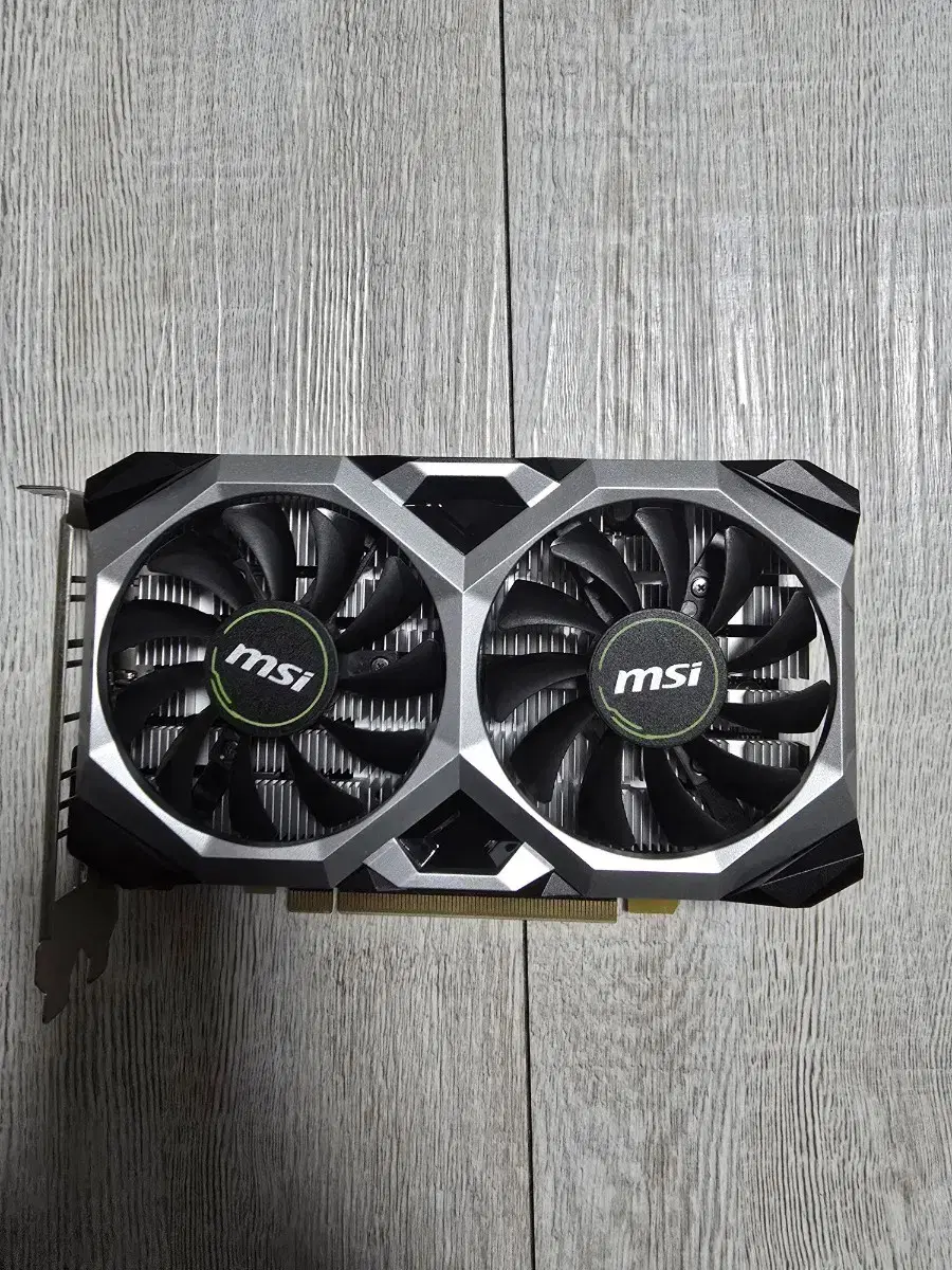 그래픽카드 gtx1650 4gb 팝니다