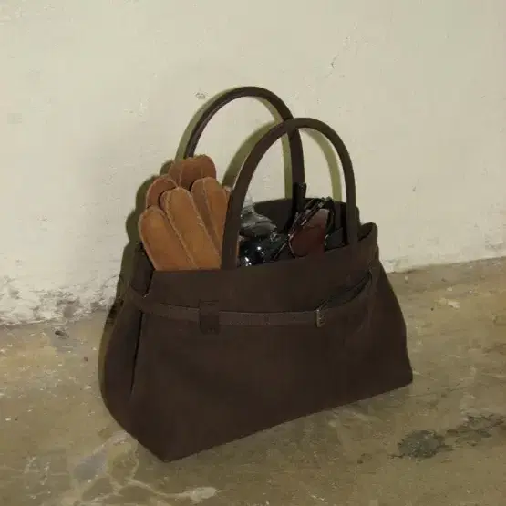 언타이디 Belted Bag Suede Brown