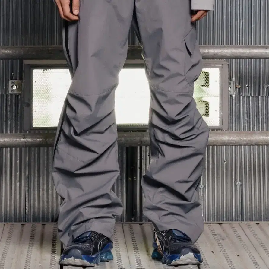 PINTUCK NYLON PANTS [GREY]