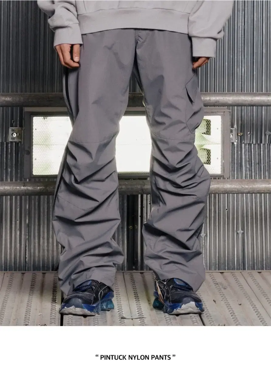 PINTUCK NYLON PANTS [GREY]