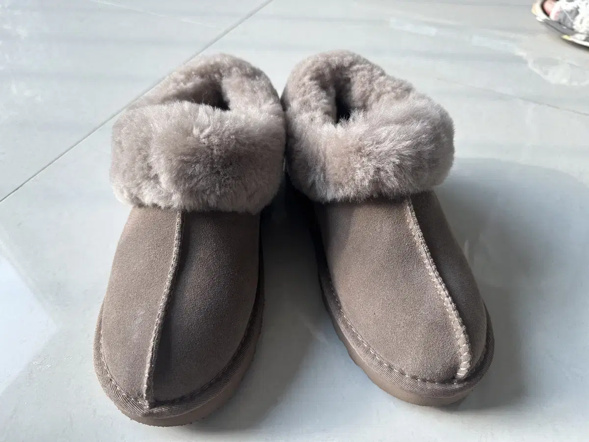 (Australian genuine) New UGG AUGG TAZET SMOKE PLUM sold