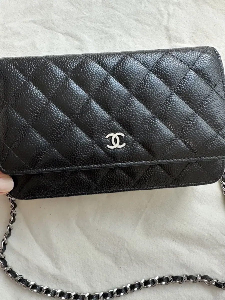 (Purchase price: 450,000) Chanel WOC Classic Silver with base included