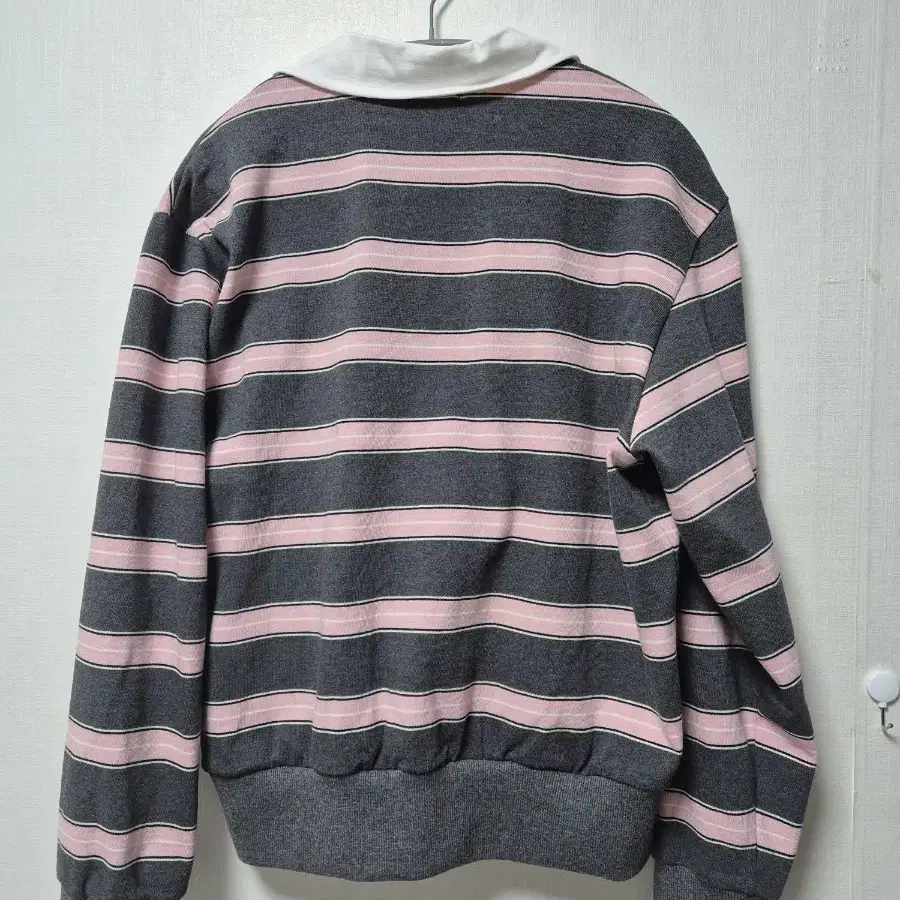 아워호프 - Stripe Logo Collar Sweatshirt