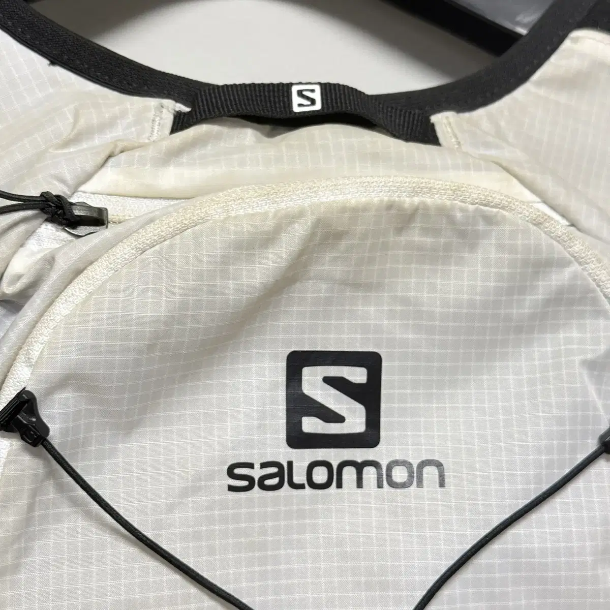 살로몬 SALOMON XT6 백팩 조끼 판매 화이트/블랙 트레일러닝