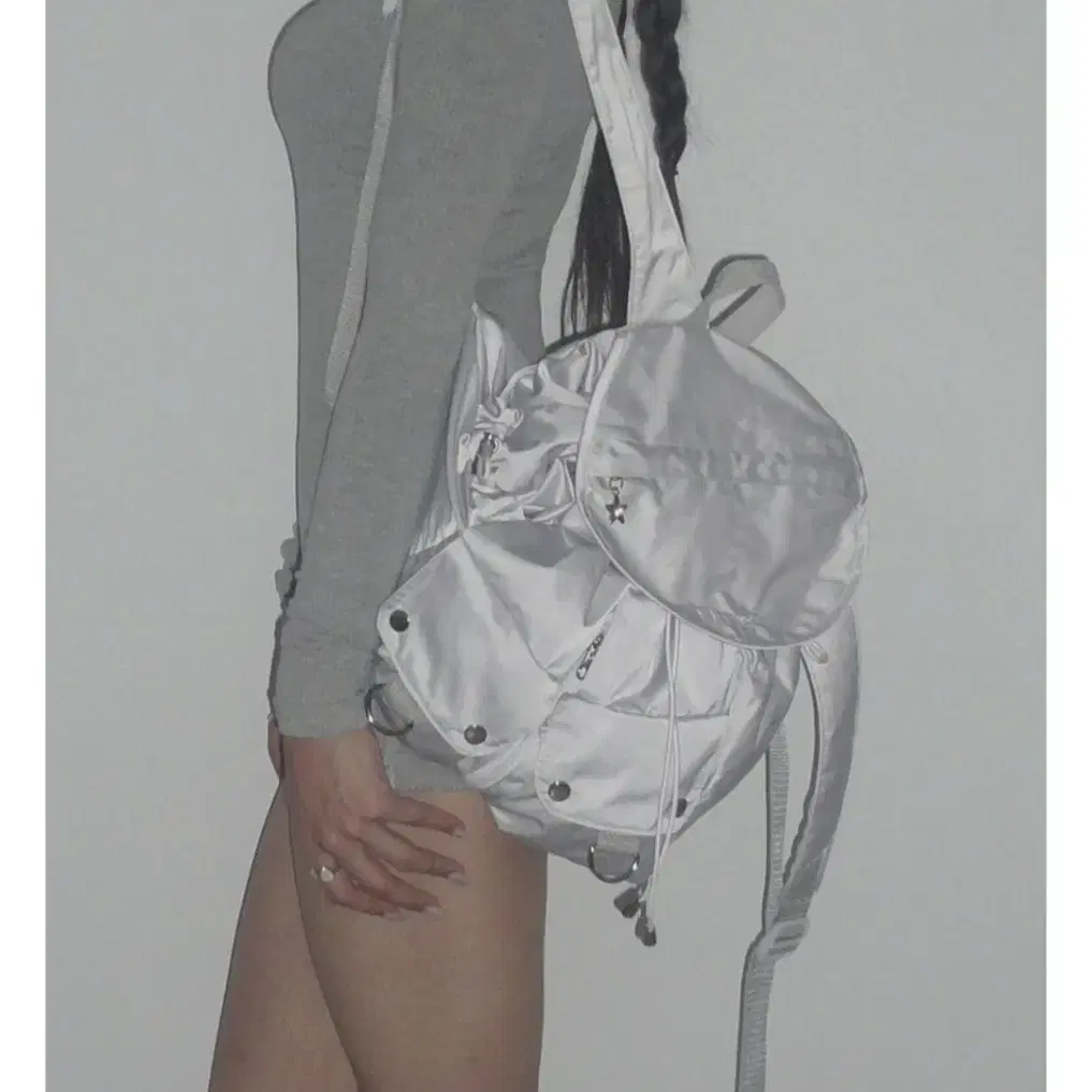 누옛 실버 그레이 백팩 Grey round pocket backpack