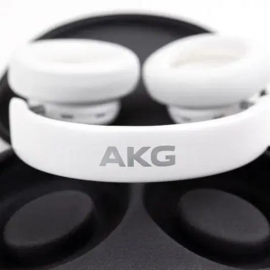 AKG N9 HYBRID 화이트 헤드폰 판매합니다.