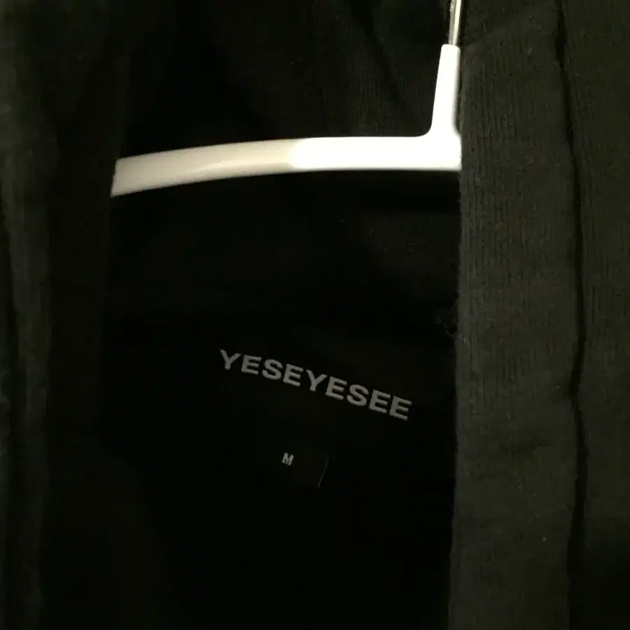 [yeseyesee] C-Logo Hoodie Black