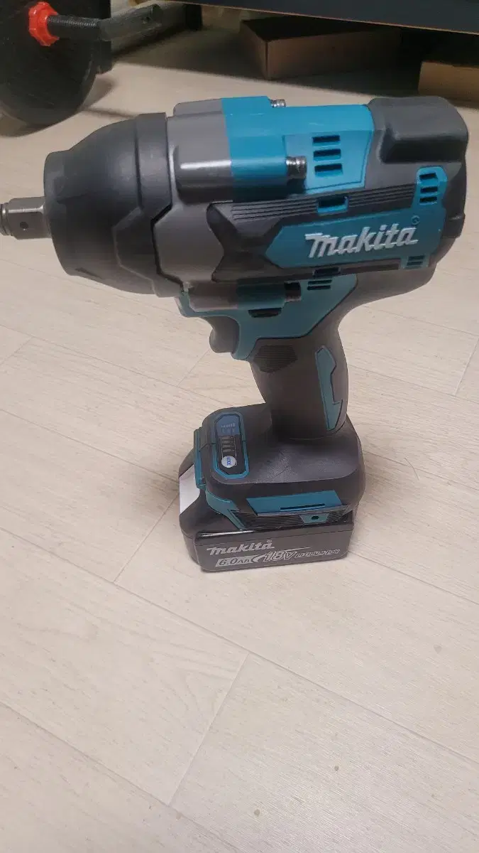 Selling a Makita high-torque impact wrench 18V. New product battery 6.0AH