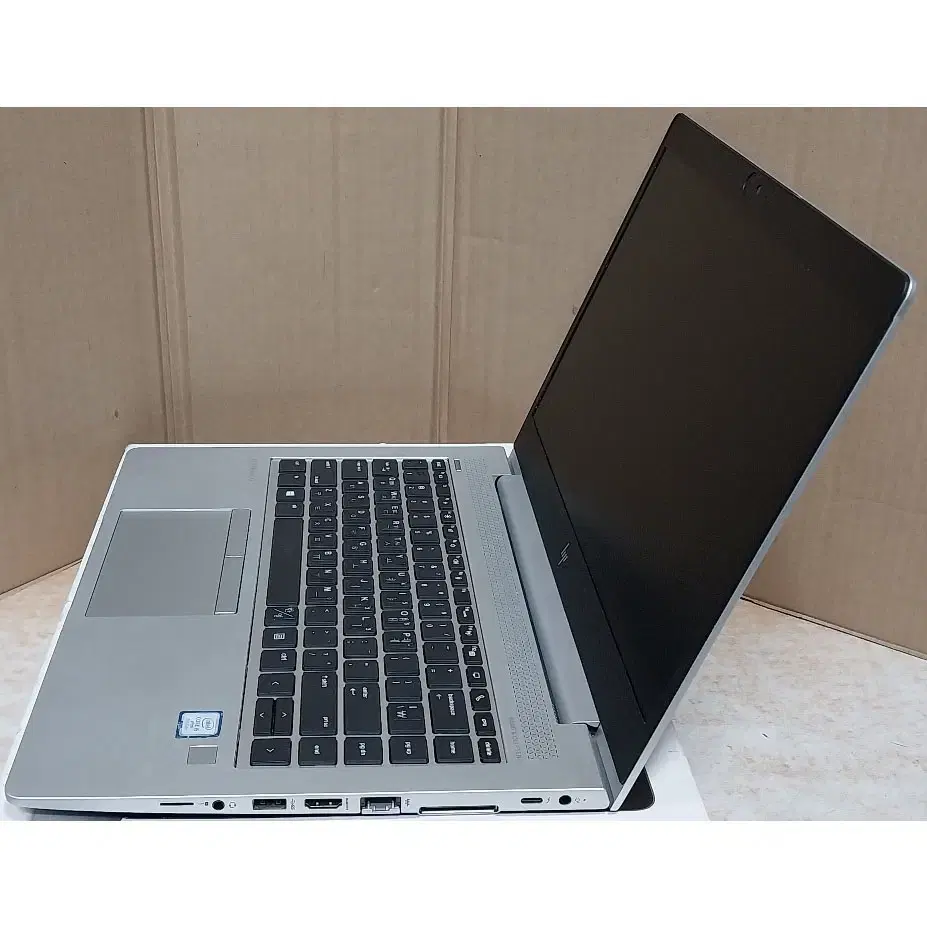 i5 노트북 HP 840 G5/ 화면 좌측 상단 흰색 큰 반점 2개!