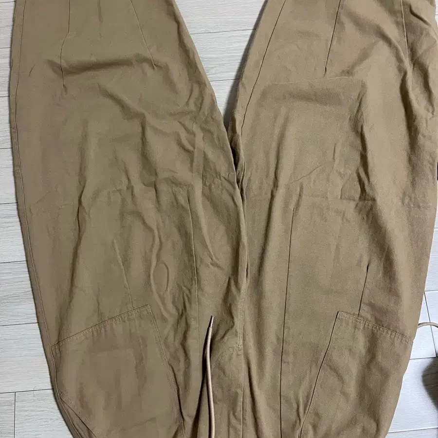 프리즘 웍스 TWILL CARGO BALLOON PANTS 베이지