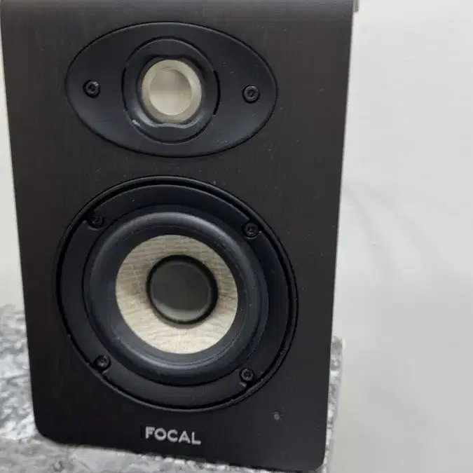 포칼 FOCAL SHAPE 40 모니터 스피커한번 설치한 자리에서 한