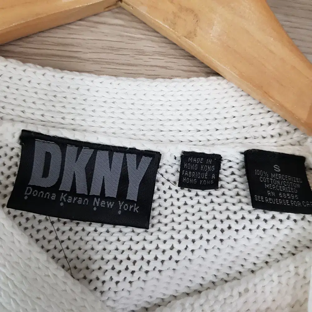 DKNY 디케이앤와이 브이넥 오버핏 긴팔 면 니트 티셔츠 남S H210