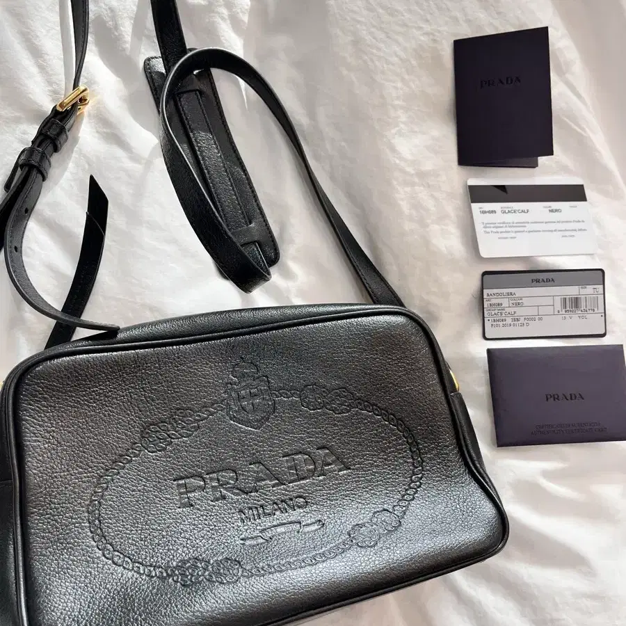 프라다 PRADA 블랙 숄더백 1BD263 음각무늬 카메라백