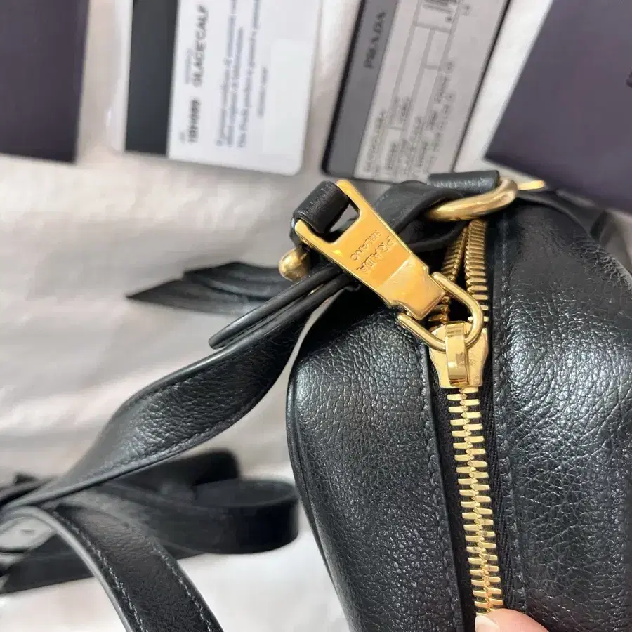 프라다 PRADA 블랙 숄더백 1BD263 음각무늬 카메라백