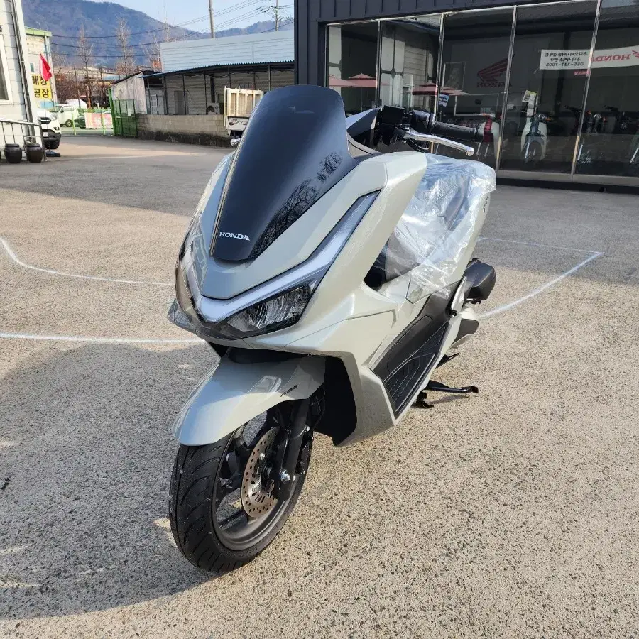 혼다 25년식 PCX125 신차팝니다 신차가 472만원 순정열선그립