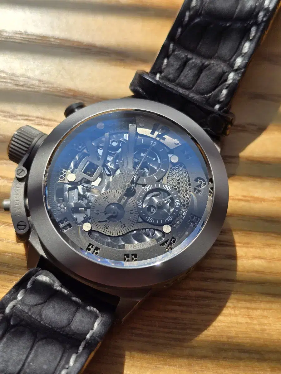 유보트 시계. Classic 45 Titanium Skeleton.