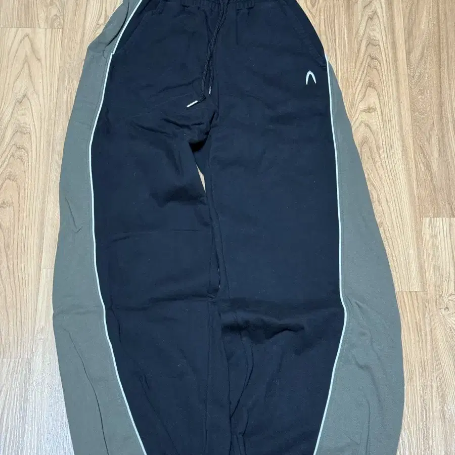 아캄 piping paneled sweatpants