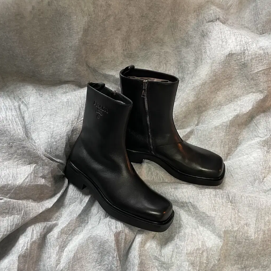 프라다 스퀘어토 앵클 부츠 / Prada Square-Toe Boots