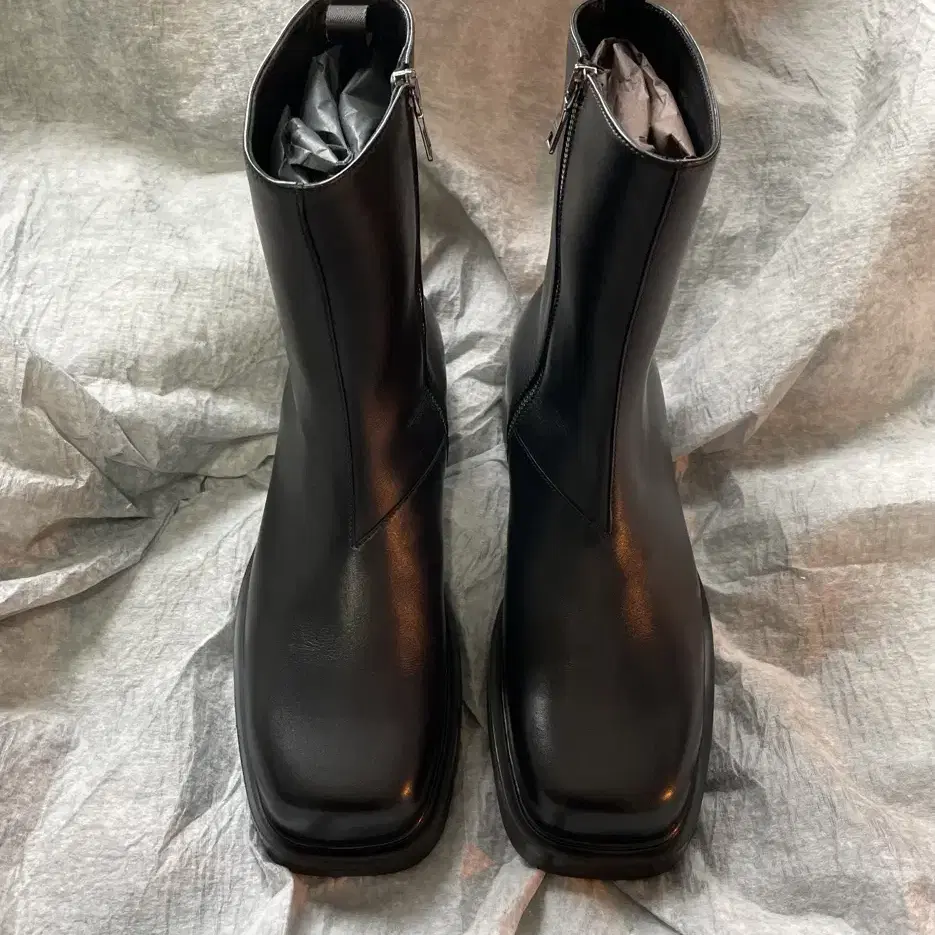 프라다 스퀘어토 앵클 부츠 / Prada Square-Toe Boots