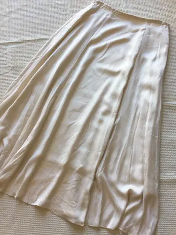 미사용 새상품 투모 롤랜드화이트 플레어 스커트