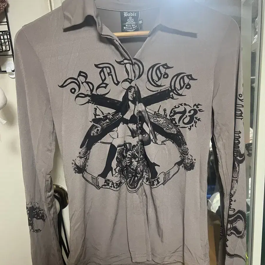 배디 Spellbound DTP Shirt 셔츠 m사이즈