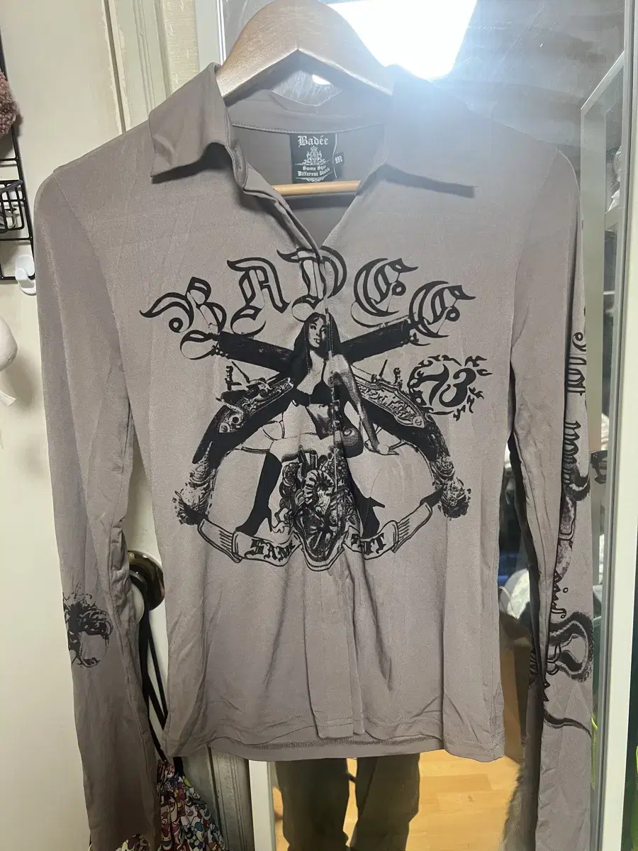 배디 Spellbound DTP Shirt 셔츠 m사이즈