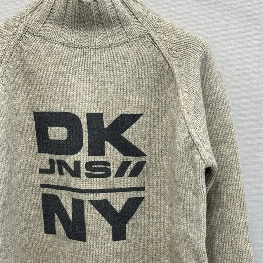 DKNY 진스 프린팅 터틀넥 니트