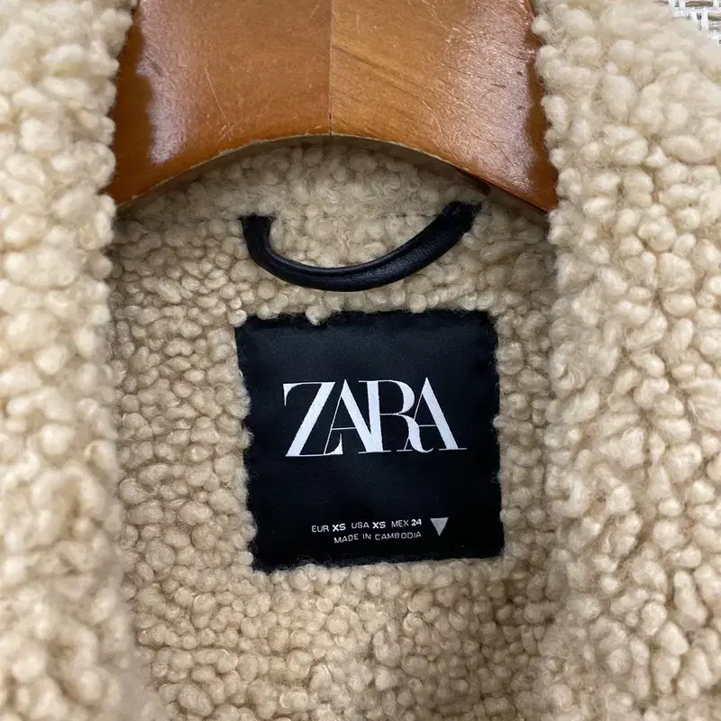 자라 ZARA 캐쥬얼 페이크레더 양털 크롭 무스탕 자켓 95 C00853