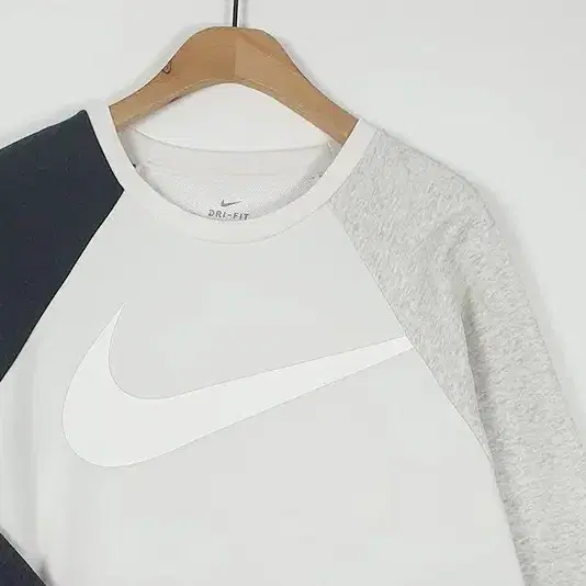 나이키 NIKE 빅로고 드라이핏 맨투맨 크림&그레이 2200027