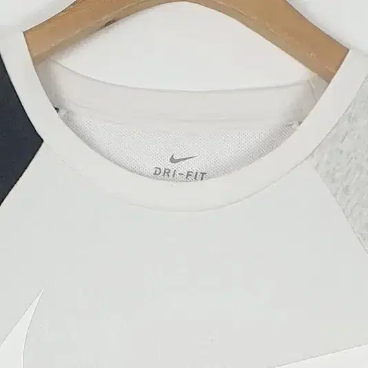 나이키 NIKE 빅로고 드라이핏 맨투맨 크림&그레이 2200027