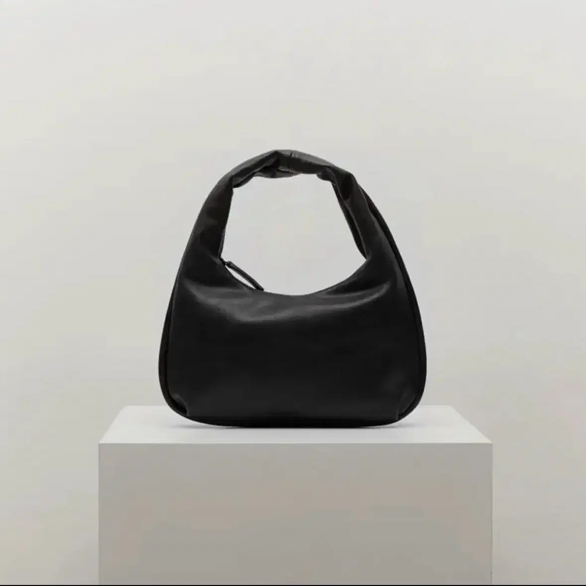 여밈 mini plump bag black