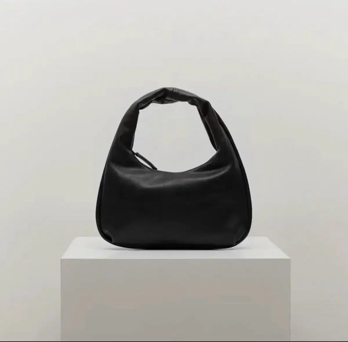 여밈 mini plump bag black