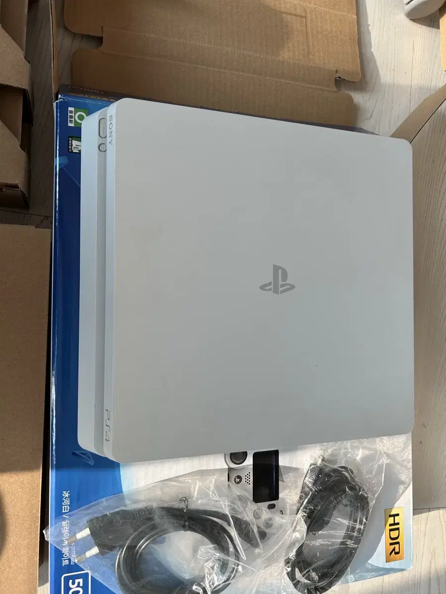 PS4 슬림 화이트 500G 풀박스 판매합니다. 본체,컨트롤러,케이블 구