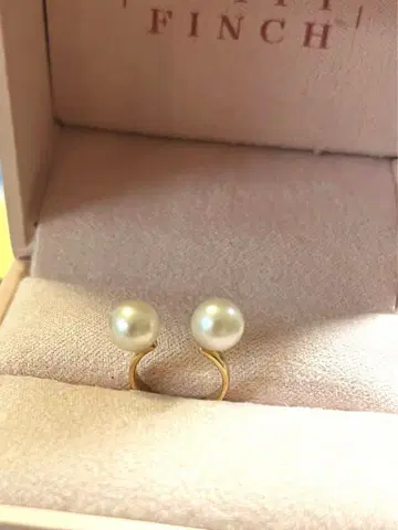 투모 롤랜드POPPY FINCH 펄 이어 커프스