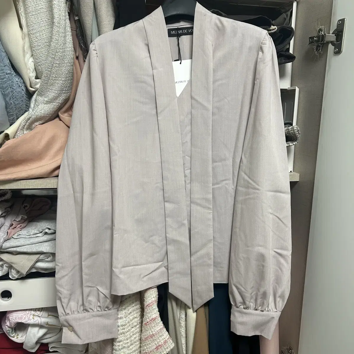 메자르드봉 Tie Neck Blouse 타이넥블라우스 오피스룩하객룩