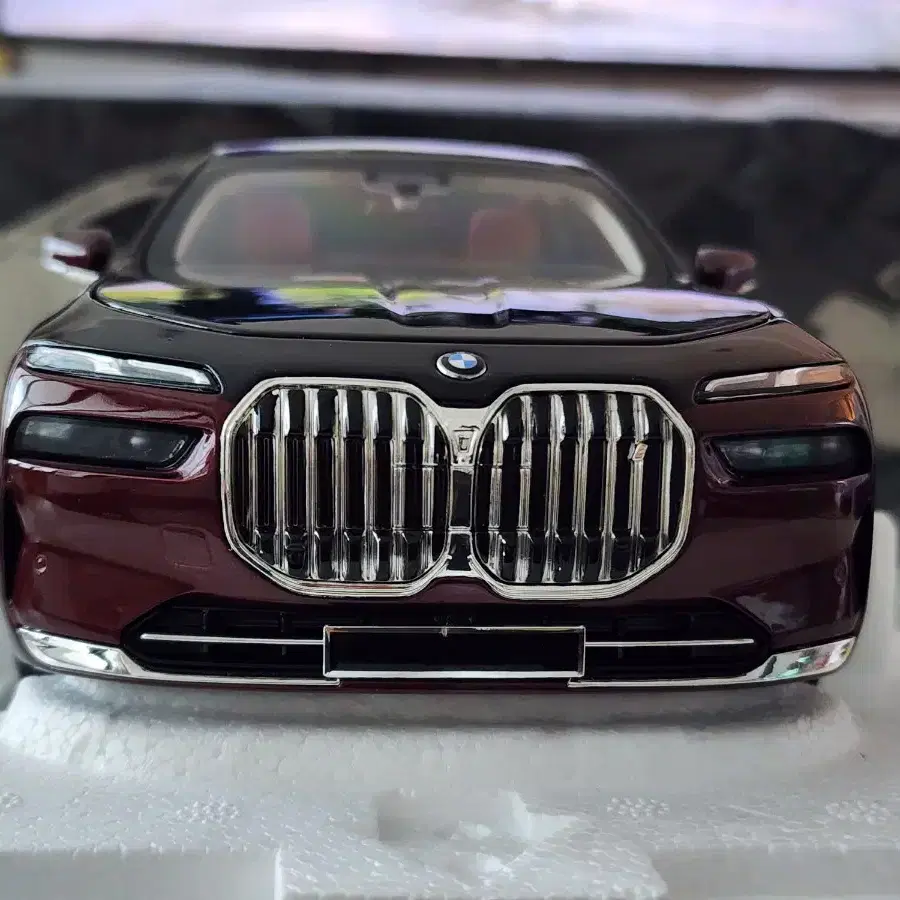 1:18 미니챔프 BMW i7 7시리즈 풀오픈 다이캐스트 판매합니다.