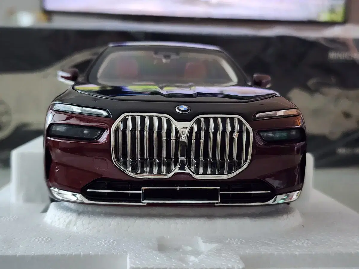 1:18 미니챔프 BMW i7 7시리즈 풀오픈 다이캐스트 판매합니다.