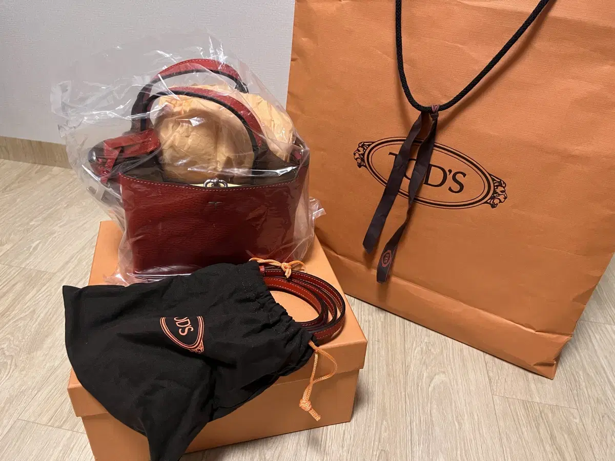 (TOD's) 토즈 T 타임리스 레더 마이크로 토트백