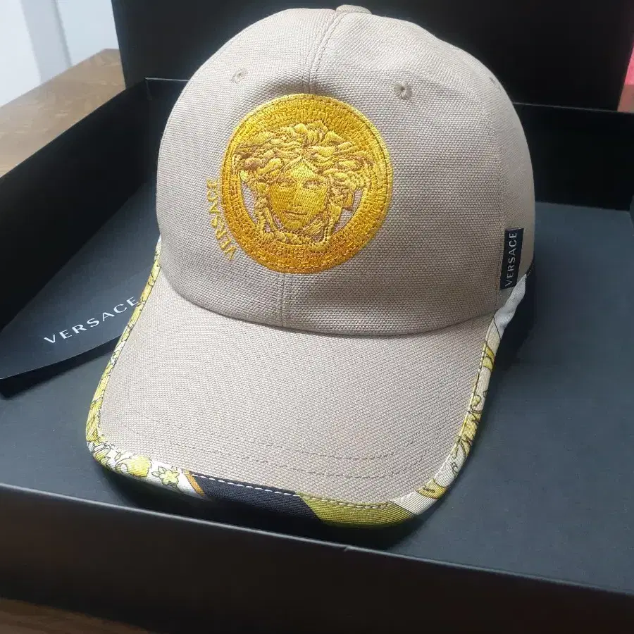 베르사체 Versace 메두사 헤드 로고 캡