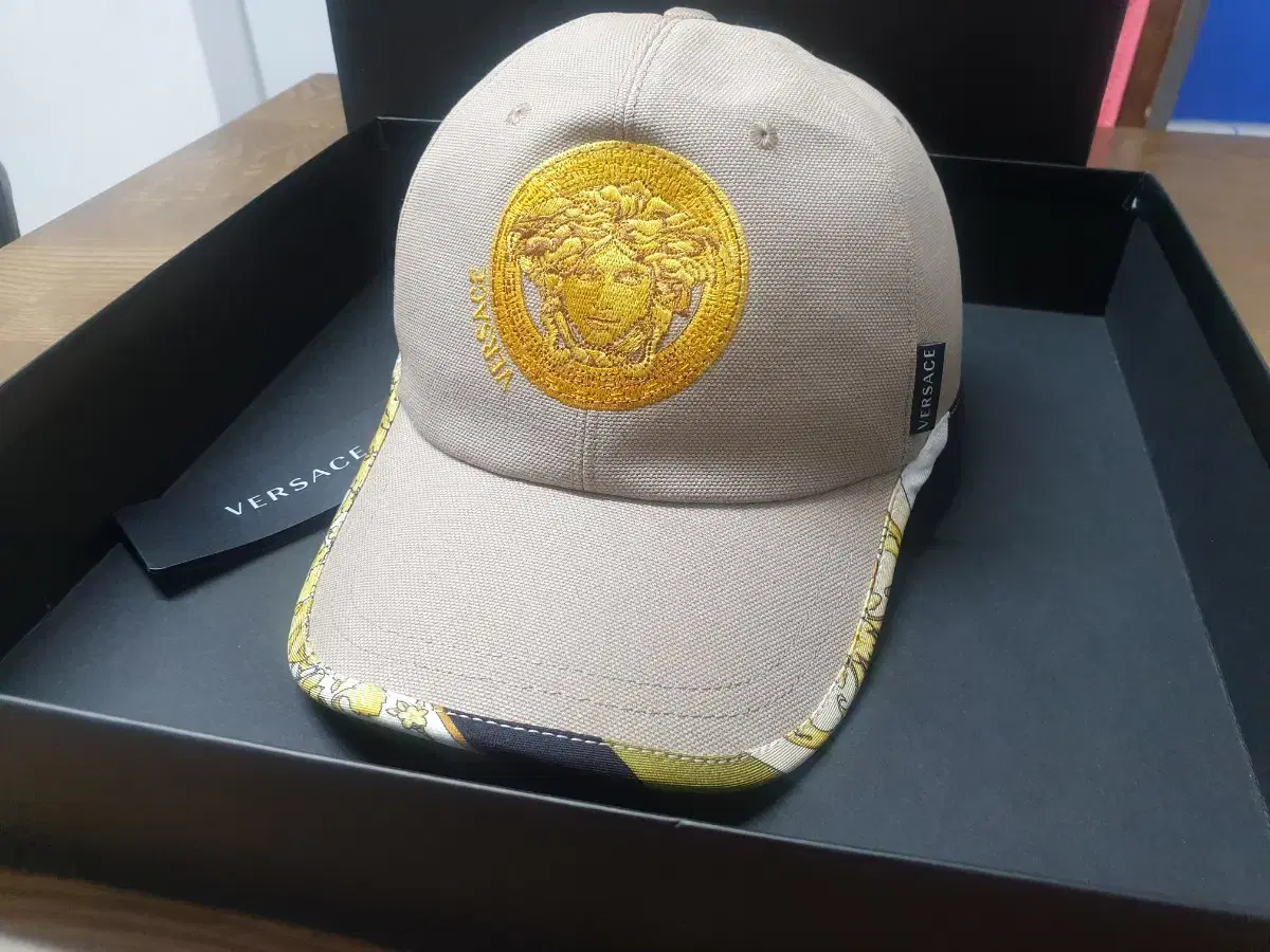 베르사체 Versace 메두사 헤드 로고 캡