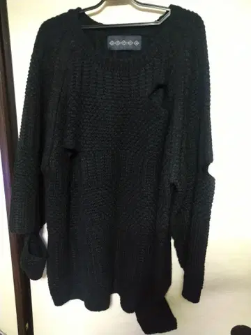 kOhAKU 슬래시 디자인 러글런 니트 블랙