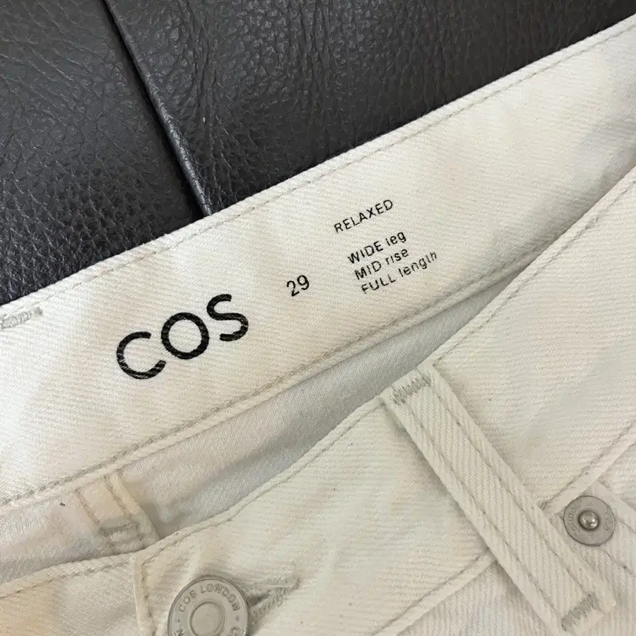 cos rider 29 와이드레그 화이트 데님 진 판매